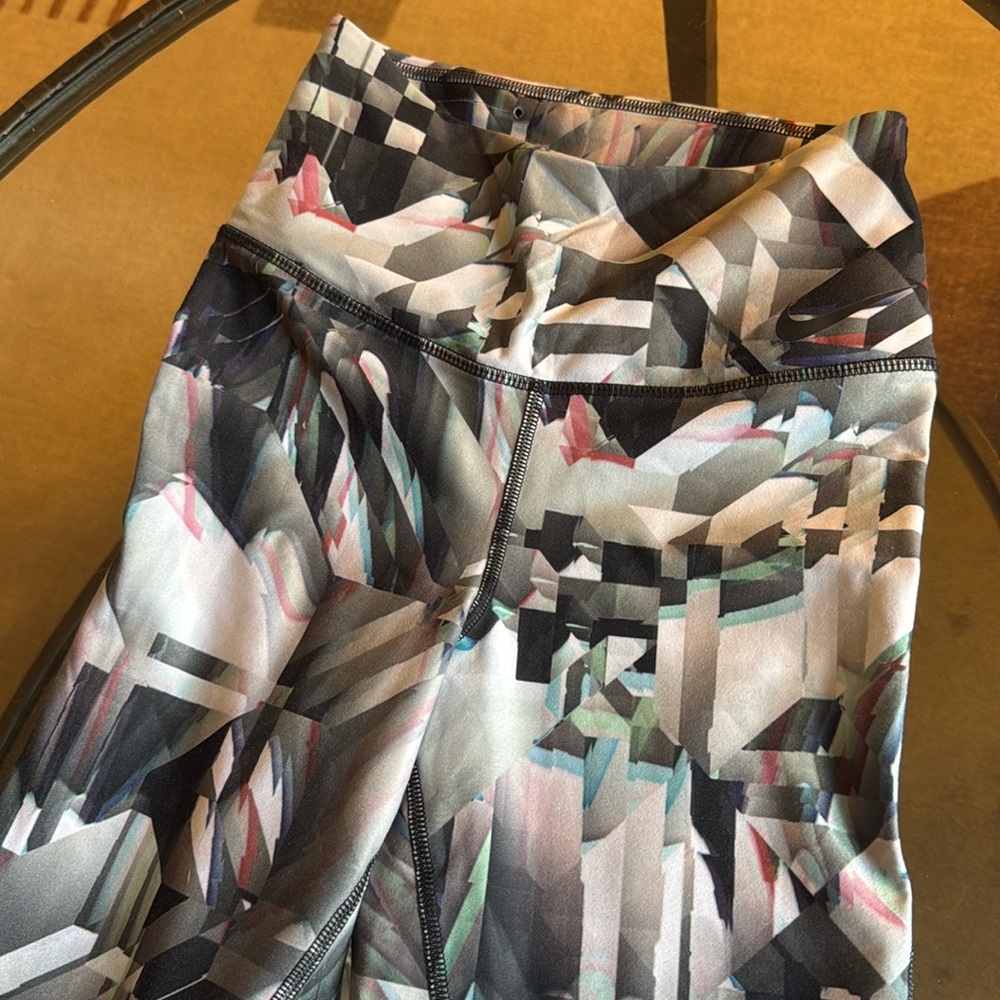 NIKE leggings with geometric pattern (size XS)- NWOT